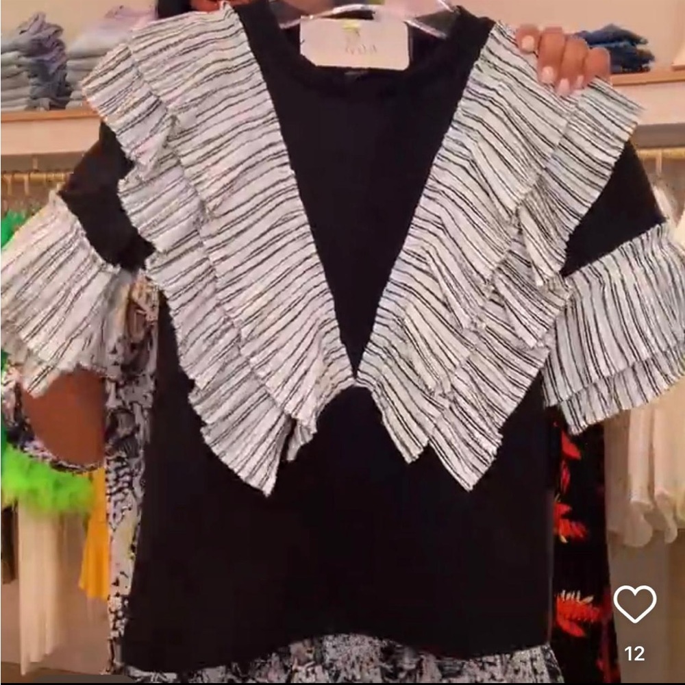Black and white gracia top
